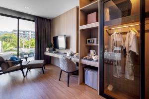Habitación de hotel con escritorio y vestidor. en New Luxury Two bedroom private swimming pool villa with complete supporting facilities, convenient for travel 800 meters to Kamala Beach H09, en Kamala Beach