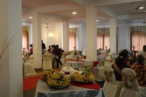 a room full of tables with bananas on them at Paramount Hotel Pussellawa in Pussellawa