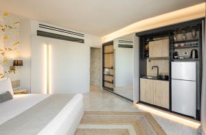sypialnia z dużym białym łóżkiem i kuchnią w obiekcie #FLH -The Koi Apartment, Thessaloniki w Salonikach