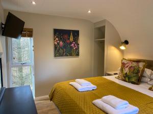 een slaapkamer met een bed met twee handdoeken erop bij Beechnut Lodge with Hot Tub in Cupar
