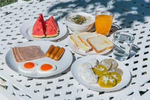 巴衝的住宿－Best Way Resort，餐桌上摆放着早餐食品和饮料