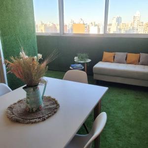 una habitación con una mesa y sillas y un sofá en DPTO LUMINOSO Y CÓMODO ROSARIO, en Rosario