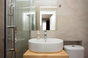 テッサロニキにあるRooftop Tsimiski Apartmentのバスルーム(洗面台、トイレ、鏡付)