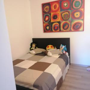 Rúm í herbergi á Apartmaji BORŠTNER
