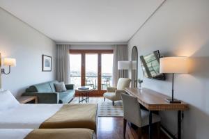 une chambre d'hôtel avec un lit et un bureau dans l'établissement Parador de Ronda, à Ronda