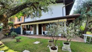 Κήπος έξω από το Elisa Holidays Apartments