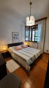 1 dormitorio con cama y ventana en Elisa Holidays Apartments, en Puegnago sul Garda