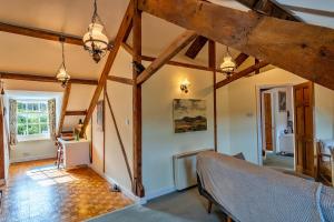 salon z drewnianymi belkami stropowymi w obiekcie Finest Retreats - Valley View w mieście Camelford