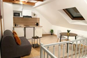 ein Wohnzimmer mit einem Sofa und einem Tisch in der Unterkunft Peaceful Apparts Saint-Quentin in Saint-Quentin