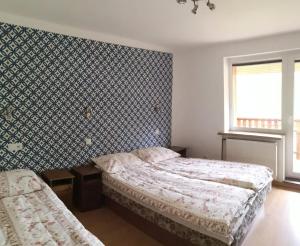 سرير أو أسرّة في غرفة في Willa Skaleń