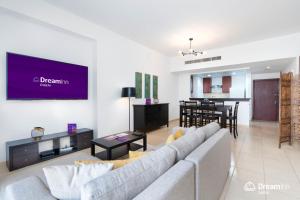 TV a/nebo společenská místnost v ubytování Dream Inn Apartments - Rimal JBR