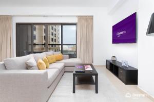 TV a/nebo společenská místnost v ubytování Dream Inn Apartments - Rimal JBR