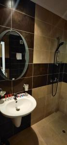 une salle de bain avec lavabo et douche dans l'établissement LaRaMi Studio, à Sveti Vlas