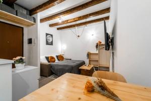 sala de estar con mesa y sofá en Suite32, en Bérgamo