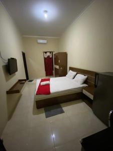 una camera con letto e TV di Homestay at Candi Gebang by ecommerceloka a Sleman