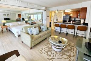 sala de estar amplia con cama y cocina en Ilikai Hotel Condo with Kitchen and Ocean View en Honolulu