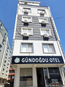 een hoog gebouw met een bord erop bij GÜNDOĞDU OTEL in Lapseki
