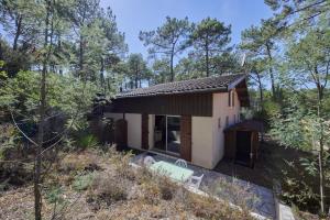 a small house in the middle of a forest at Appartement 5 Pers Lac Et Ocean in Carcans