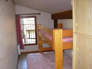a bedroom with two bunk beds and a window at Appartement 5 Pers Lac Et Ocean in Carcans