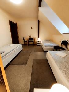 Cette chambre comprend deux lits et une table avec des chaises. dans l'établissement Centro Unita, à Cracovie