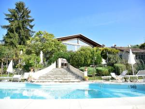 una casa con piscina con scale e sedie di Cozy apartment in a farmhouse in Camino Ombra a Camino