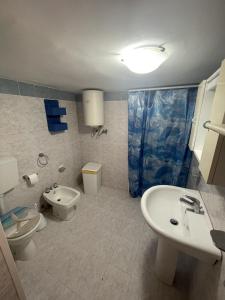 a bathroom with a sink and a toilet and a shower at GRAZIOSO SEMINTERRATO IN POSIZIONE CENTRALE in Marina di Mancaversa