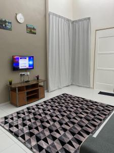 チャンルーンにあるTwilight Imani Homestay Changlunのチェック柄の床のリビングルーム