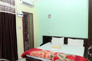 a bedroom with a bed and a mirror at Creeper Hotel And Restaurant in Rohtak