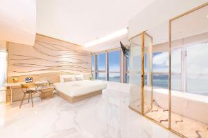 Voodi või voodid majutusasutuse Regala Skycity Hotel toas