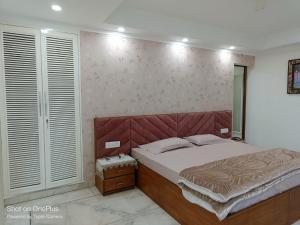 een slaapkamer met een groot bed en witte muren bij Dynamic Room(R3) Embellished with Excellence-Heart of City in New Delhi