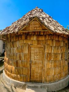 un gran edificio de madera con puerta de madera en Machame Homestay and Cultural Tourism en Machame