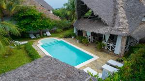 uma vista aérea de um resort com uma piscina em Nyumba ya Afrika em Watamu