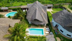 - une vue aérienne sur une maison avec une piscine dans l'établissement Nyumba ya Afrika, à Watamu