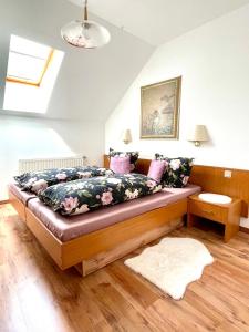 Un dormitorio con una cama grande con flores. en Pension Hühnermühle en Volkerode
