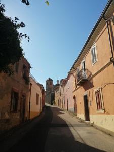 una calle vacía en un callejón con edificios en S'Alzolitta, en Magomadas