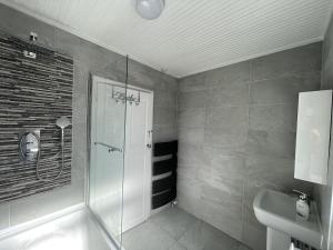 Ванная комната в Luxurious Kitchen Lrg Bedrooms Holiday FreeParking