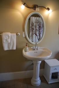 A bathroom at Victoria Falls House