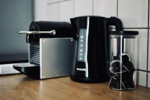 eine Kaffeemaschine und einen Mixer auf der Theke in der Unterkunft Nordic Living im Zentrum Wismars in Wismar