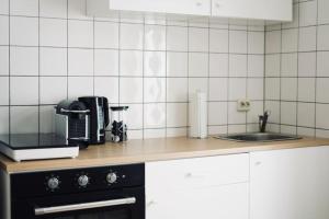 a kitchen with a counter top with a coffee maker at Nordic Living im Zentrum Wismars in Wismar
