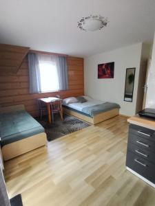 Habitación con 2 camas y mesa. en Podhalańska Chata en Zakopane