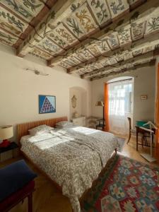 een slaapkamer met een bed in een kamer met een plafond bij Mala Strana apartment 1 in Praag