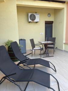 een patio met stoelen en een tafel in een gebouw bij Apartments Bor in Medulin