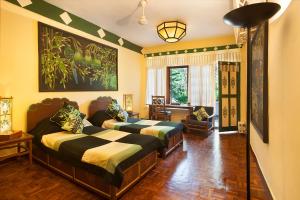 1 dormitorio con 2 camas en una habitación en Norling House en Dharamshala