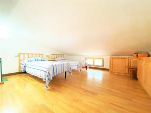 sypialnia z 2 łóżkami i drewnianą podłogą w obiekcie SU BISU, Costa Rei, Ferienhaus, sea view, 500m from the beach w mieście Costa Rei