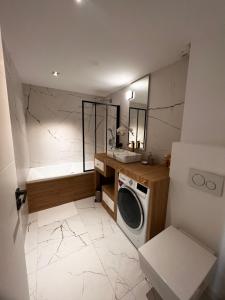 małą łazienkę z pralką. w obiekcie House Prestige w mieście Juvignac