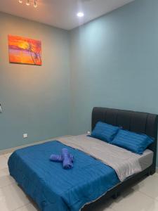 Giường trong phòng chung tại ZZZ HOMESTAY SKUDAI