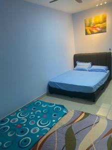 ein Schlafzimmer mit einem Bett und einem Teppich in der Unterkunft ZZZ HOMESTAY SKUDAI in Skudai