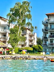 mężczyzna w wodzie w ośrodku w obiekcie Balaton BeachSide Apartman Siófok N3 w Siófoku
