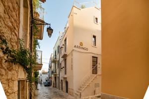 uma rua na cidade velha de Antígua em Arringo - Stay comfy em Conversano