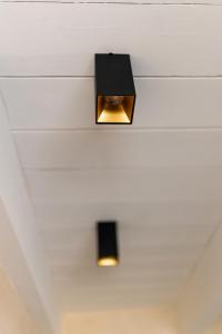 uma luz preta e dourada num tecto em Arringo - Stay comfy em Conversano